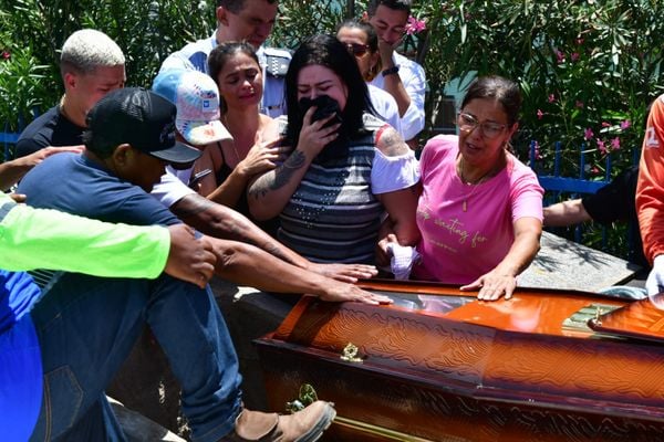 Emoção e homenagens: soldado Ferrani é enterrado em Cariacica por Fernando Madeira