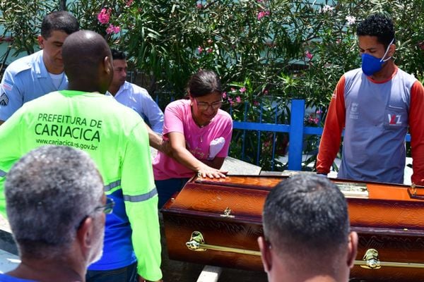 Emoção e homenagens: soldado Ferrani é enterrado em Cariacica por Fernando Madeira