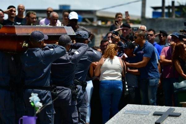 Emoção e homenagens: soldado Ferrani é enterrado em Cariacica por Fernando Madeira