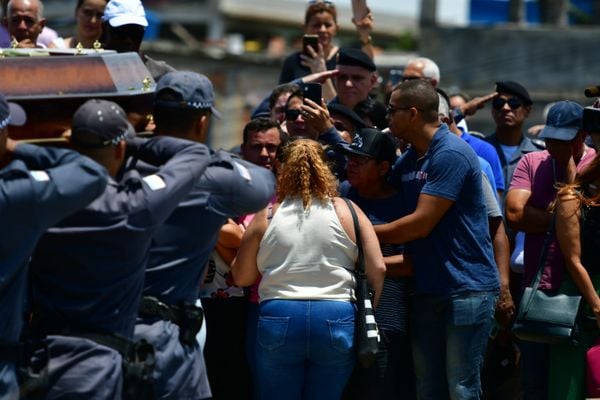 Emoção e homenagens: soldado Ferrani é enterrado em Cariacica por Fernando Madeira