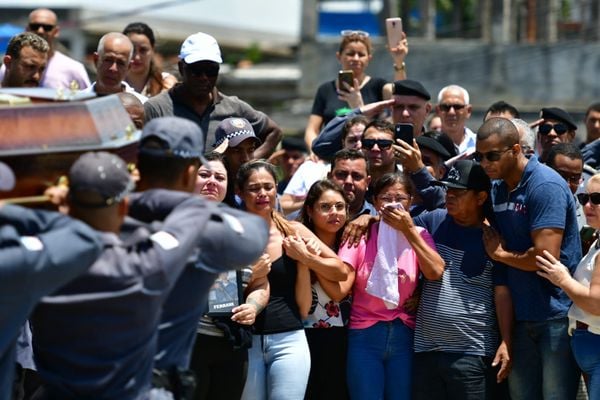 Emoção e homenagens: soldado Ferrani é enterrado em Cariacica por Fernando Madeira