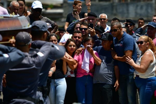 Emoção e homenagens: soldado Ferrani é enterrado em Cariacica por Fernando Madeira
