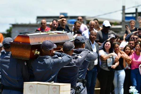 Emoção e homenagens: soldado Ferrani é enterrado em Cariacica por Fernando Madeira