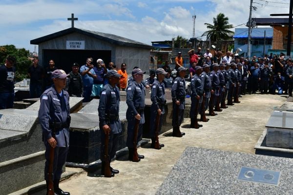Emoção e homenagens: soldado Ferrani é enterrado em Cariacica por Fernando Madeira