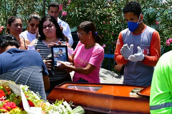 Emoção e homenagens: soldado Ferrani é enterrado em Cariacica por Fernando Madeira