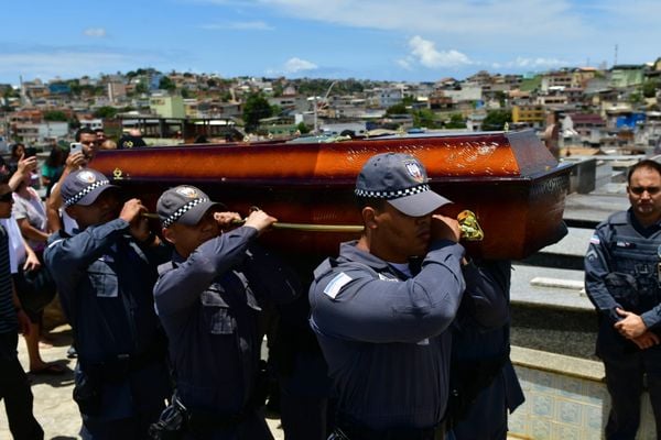 Emoção e homenagens: soldado Ferrani é enterrado em Cariacica por Fernando Madeira