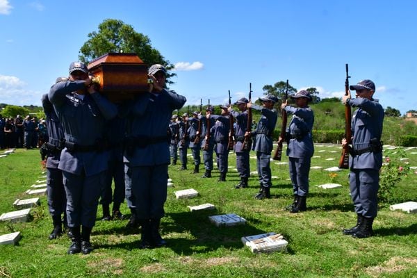 Os soldados Ferrani e Celini foram sepultados nesta segunda-feira (17), um dia após serem mortos em emboscada