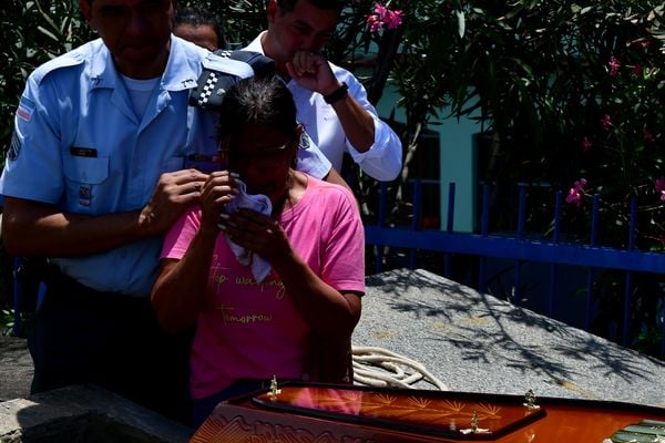 Sepultamento do soldado da polícia militar no cemitério São Pedro, bairro Santo André, em Cariacica, Bruno Mayer Ferrani, morto durante uma ocorrência,  por Fernando Madeira