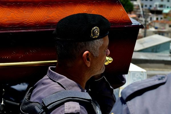 Sepultamento do soldado da polícia militar no cemitério São Pedro, bairro Santo André, em Cariacica, Bruno Mayer Ferrani, morto durante uma ocorrência,  por Fernando Madeira