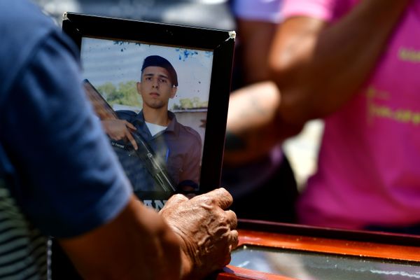 Sepultamento do soldado da polícia militar no cemitério São Pedro, bairro Santo André, em Cariacica, Bruno Mayer Ferrani, morto durante uma ocorrência,  por Fernando Madeira