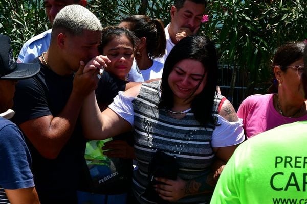 Sepultamento do soldado da polícia militar no cemitério São Pedro, bairro Santo André, em Cariacica, Bruno Mayer Ferrani, morto durante uma ocorrência,  por Fernando Madeira