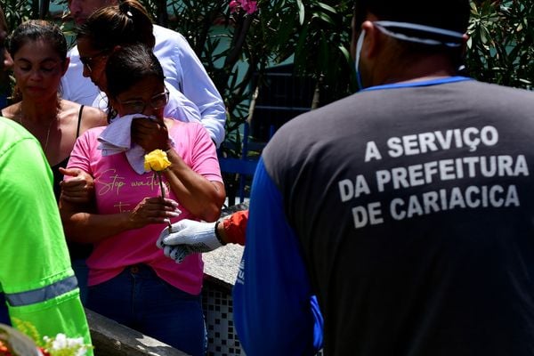 Sepultamento do soldado da polícia militar no cemitério São Pedro, bairro Santo André, em Cariacica, Bruno Mayer Ferrani, morto durante uma ocorrência,  por Fernando Madeira