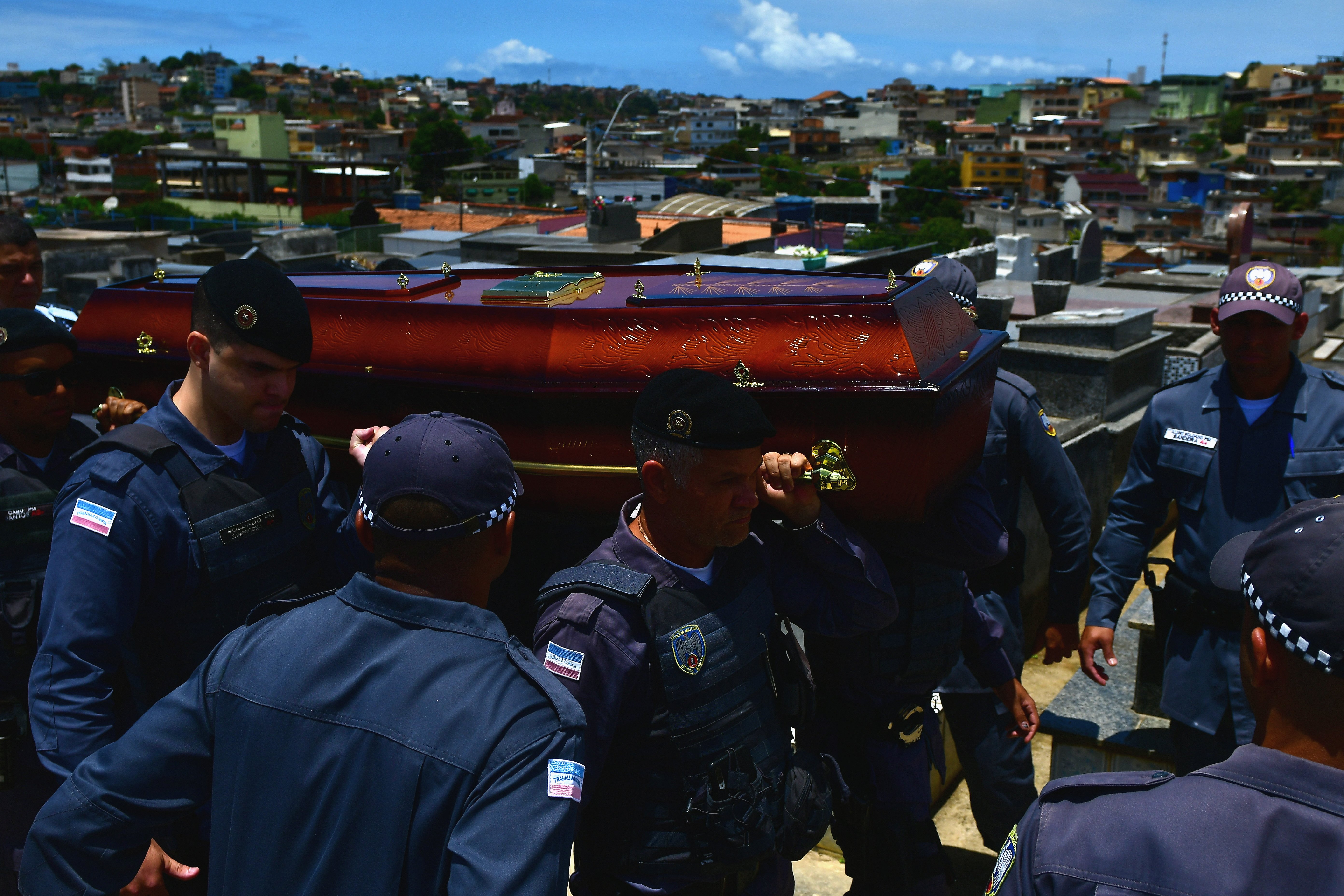 Sepultamento do soldado da polícia militar no cemitério São Pedro, bairro Santo André, em Cariacica, Bruno Mayer Ferrani, morto durante uma ocorrência, 