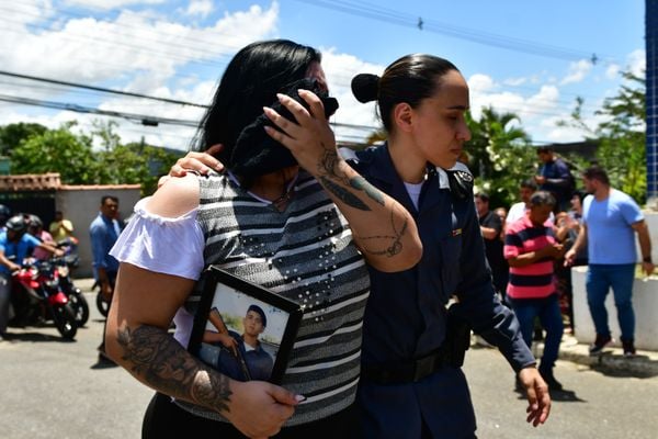 Sepultamento do soldado da polícia militar no cemitério São Pedro, bairro Santo André, em Cariacica, Bruno Mayer Ferrani, morto durante uma ocorrência,  por Fernando Madeira