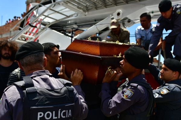Sepultamento do soldado da polícia militar no cemitério São Pedro, bairro Santo André, em Cariacica, Bruno Mayer Ferrani, morto durante uma ocorrência,  por Fernando Madeira