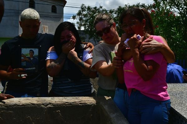 Sepultamento do soldado da polícia militar no cemitério São Pedro, bairro Santo André, em Cariacica, Bruno Mayer Ferrani, morto durante uma ocorrência,  por Fernando Madeira