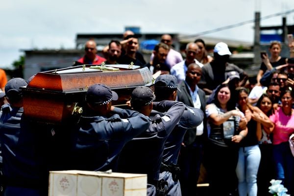 Sepultamento do soldado da polícia militar no cemitério São Pedro, bairro Santo André, em Cariacica, Bruno Mayer Ferrani, morto durante uma ocorrência,  por Fernando Madeira