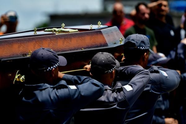 Sepultamento do soldado da polícia militar no cemitério São Pedro, bairro Santo André, em Cariacica, Bruno Mayer Ferrani, morto durante uma ocorrência,  por Fernando Madeira