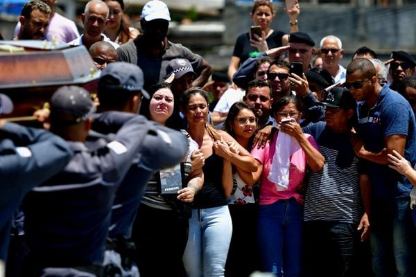 Sepultamento do soldado da polícia militar no cemitério São Pedro, bairro Santo André, em Cariacica, Bruno Mayer Ferrani, morto durante uma ocorrência,  por Fernando Madeira