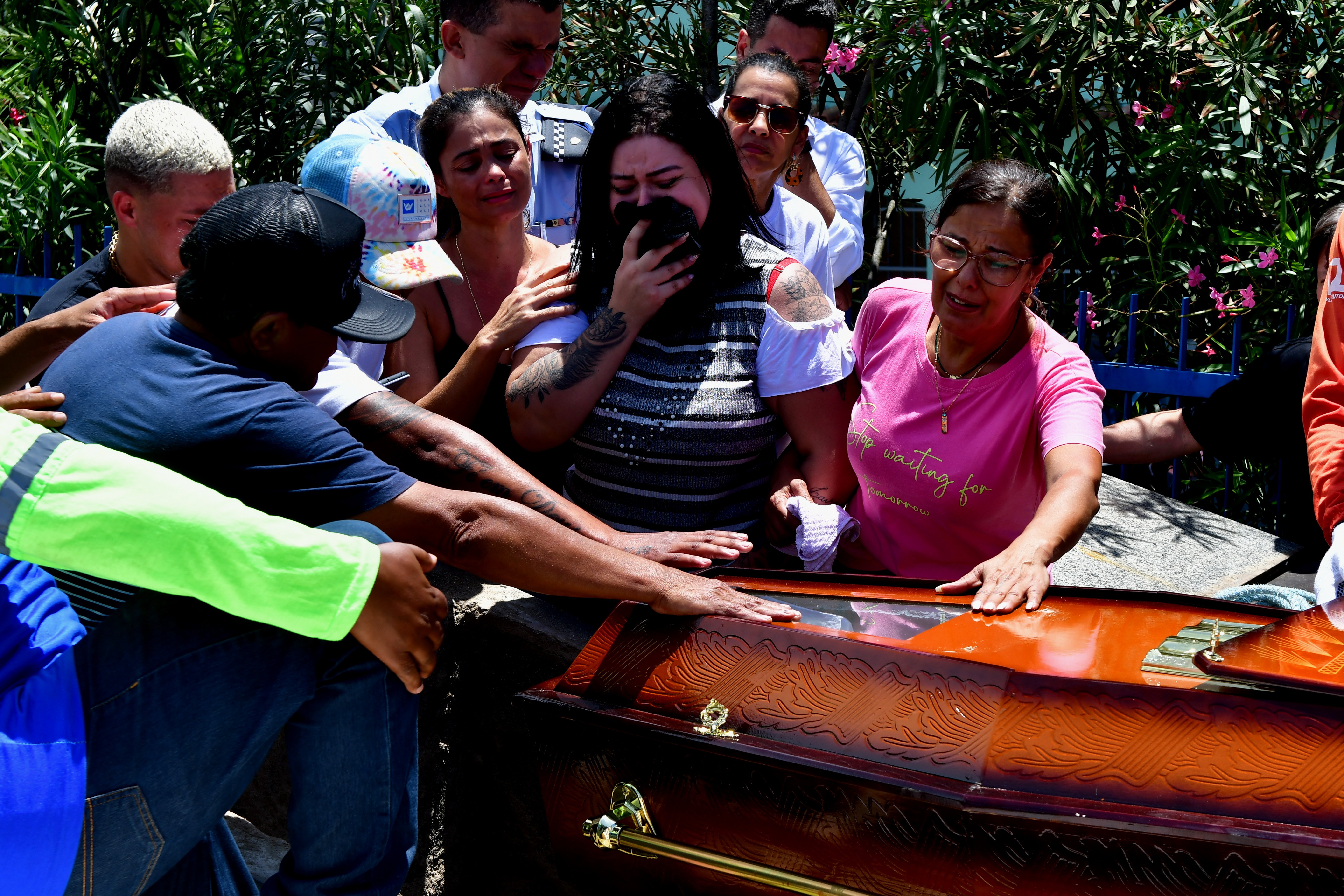 Sepultamento do soldado da polícia militar no cemitério São Pedro, bairro Santo André, em Cariacica, Bruno Mayer Ferrani, morto durante uma ocorrência, 