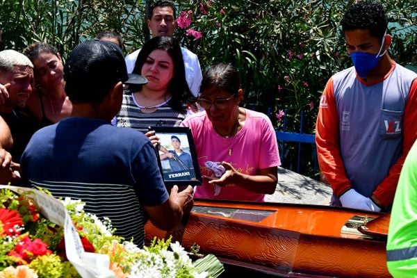 Sepultamento do soldado da polícia militar no cemitério São Pedro, bairro Santo André, em Cariacica, Bruno Mayer Ferrani, morto durante uma ocorrência,  por Fernando Madeira