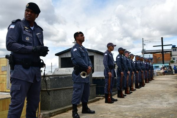 Sepultamento do soldado da polícia militar no cemitério São Pedro, bairro Santo André, em Cariacica, Bruno Mayer Ferrani, morto durante uma ocorrência,  por Fernando Madeira