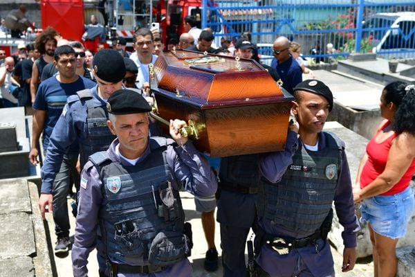 Sepultamento do soldado da polícia militar no cemitério São Pedro, bairro Santo André, em Cariacica, Bruno Mayer Ferrani, morto durante uma ocorrência,  por Fernando Madeira