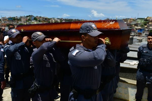 Sepultamento do soldado da polícia militar no cemitério São Pedro, bairro Santo André, em Cariacica, Bruno Mayer Ferrani, morto durante uma ocorrência,  por Fernando Madeira