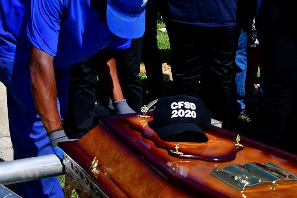 Sepultamento do soldado da polícia militar no cemitério Parque da Paz, em Cariacica, Eduardo Oliveira Celini foi morto durante uma ocorrência por Fernando Madeira