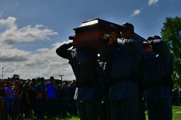 Sepultamento do soldado da polícia militar no cemitério Parque da Paz, em Cariacica, Eduardo Oliveira Celini foi morto durante uma ocorrência por Fernando Madeira