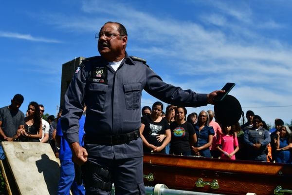 Sepultamento do soldado da polícia militar no cemitério Parque da Paz, em Cariacica, Eduardo Oliveira Celini foi morto durante uma ocorrência por Fernando Madeira
