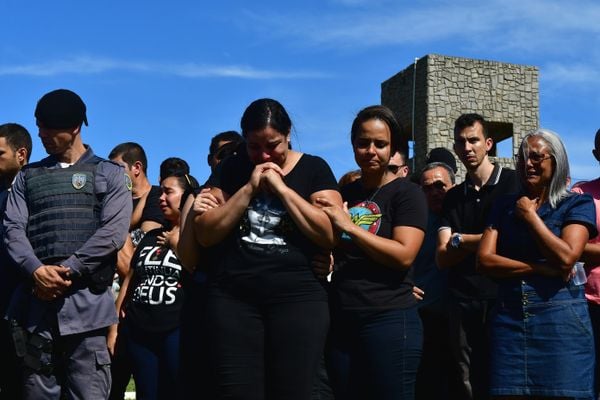 Sepultamento do soldado da polícia militar no cemitério Parque da Paz, em Cariacica, Eduardo Oliveira Celini foi morto durante uma ocorrência por Fernando Madeira