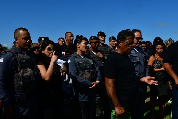 Sepultamento do soldado da polícia militar no cemitério Parque da Paz, em Cariacica, Eduardo Oliveira Celini foi morto durante uma ocorrência por Fernando Madeira