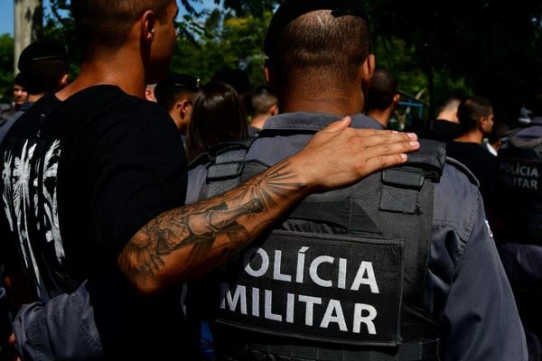 Sepultamento do soldado da polícia militar no cemitério Parque da Paz, em Cariacica, Eduardo Oliveira Celini foi morto durante uma ocorrência por Fernando Madeira