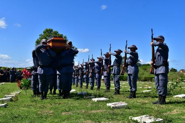Sepultamento do soldado da polícia militar no cemitério Parque da Paz, em Cariacica, Eduardo Oliveira Celini foi morto durante uma ocorrência por Fernando Madeira