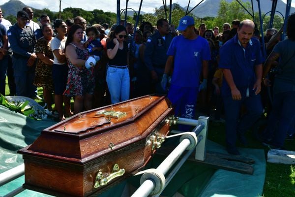 Sepultamento do soldado da polícia militar no cemitério Parque da Paz, em Cariacica, Eduardo Oliveira Celini foi morto durante uma ocorrência por Fernando Madeira