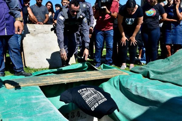 Sepultamento do soldado da polícia militar no cemitério Parque da Paz, em Cariacica, Eduardo Oliveira Celini foi morto durante uma ocorrência por Fernando Madeira