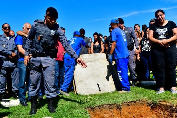 Sepultamento do soldado da polícia militar no cemitério Parque da Paz, em Cariacica, Eduardo Oliveira Celini foi morto durante uma ocorrência por Fernando Madeira