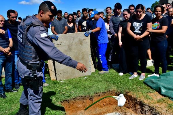 Sepultamento do soldado da polícia militar no cemitério Parque da Paz, em Cariacica, Eduardo Oliveira Celini foi morto durante uma ocorrência por Fernando Madeira