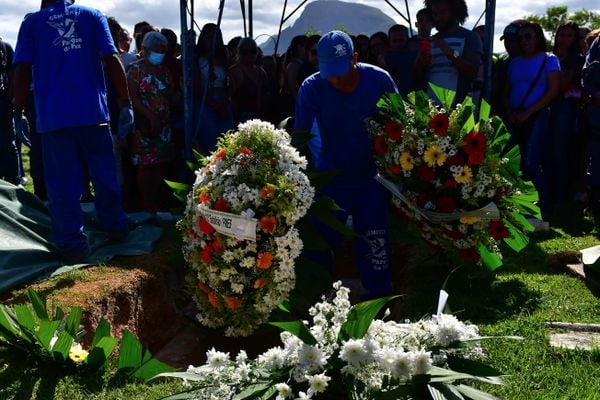 Sepultamento do soldado da polícia militar no cemitério Parque da Paz, em Cariacica, Eduardo Oliveira Celini foi morto durante uma ocorrência por Fernando Madeira