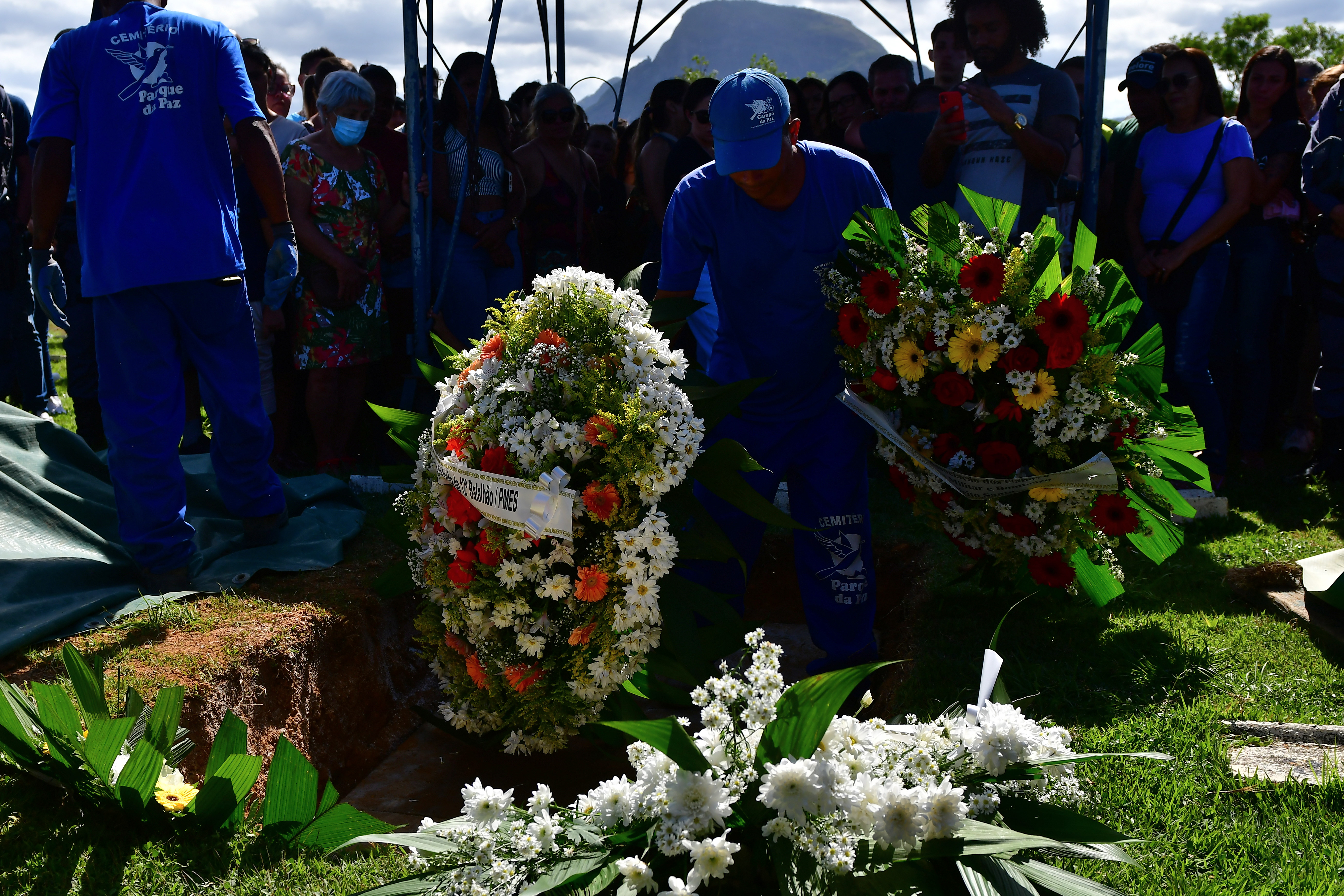 Sepultamento do soldado da polícia militar no cemitério Parque da Paz, em Cariacica, Eduardo Oliveira Celini foi morto durante uma ocorrência