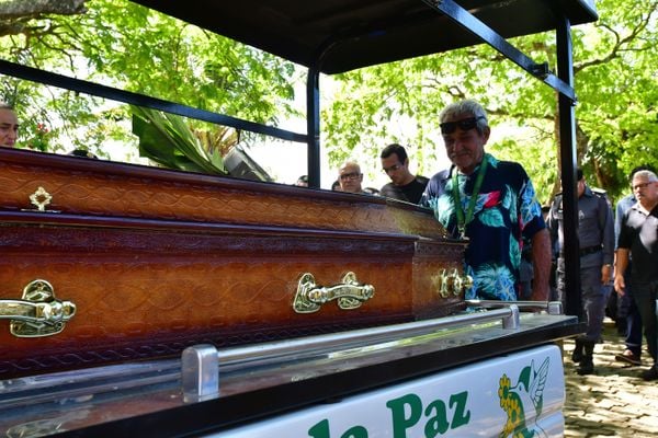Sepultamento do soldado da polícia militar no cemitério Parque da Paz, em Cariacica, Eduardo Oliveira Celini foi morto durante uma ocorrência por Fernando Madeira