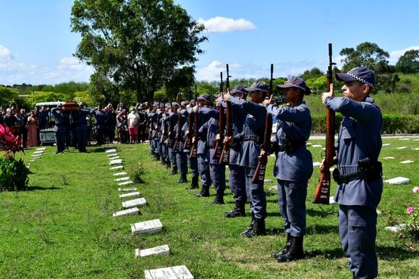 Sepultamento do soldado da polícia militar no cemitério Parque da Paz, em Cariacica, Eduardo Oliveira Celini foi morto durante uma ocorrência por Fernando Madeira