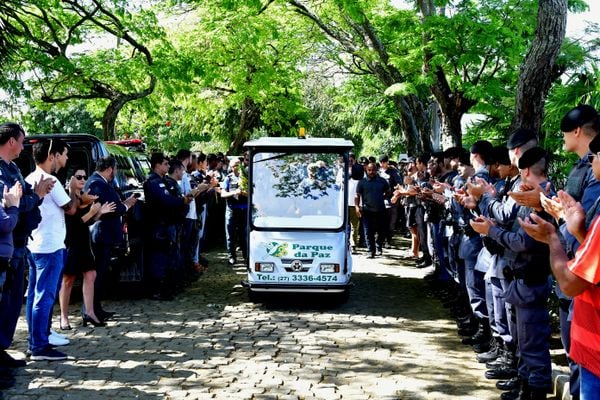 Sepultamento do soldado da polícia militar no cemitério Parque da Paz, em Cariacica, Eduardo Oliveira Celini foi morto durante uma ocorrência por Fernando Madeira