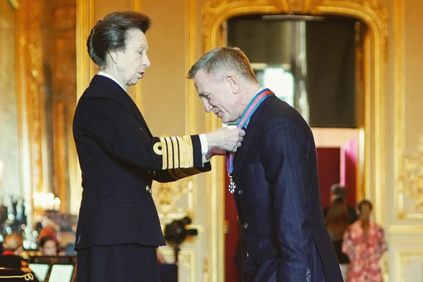 A Princesa Anne presenteou o ator Daniel Craig com a Ordem de São Miguel e São Jorge 