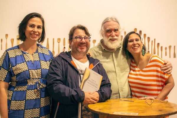 Alvaro Abreu com as filhas Manaira e Bebel e Alê Moreno no lançamento do livro Viva a Produção Prazerosa em SP