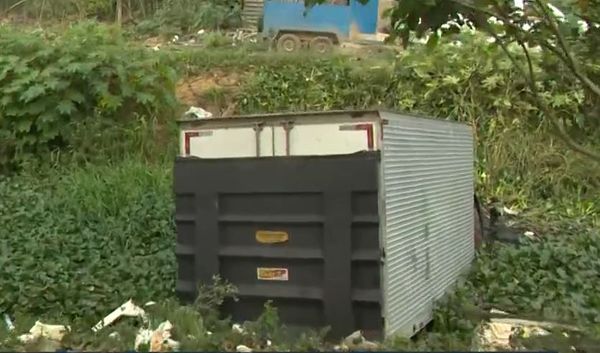 Caminhão cai em valão depois de perseguição policial na Serra