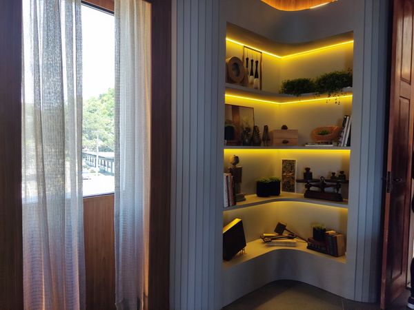 Iluminação indireta para mais conforto e destaque  por Karine Nobre