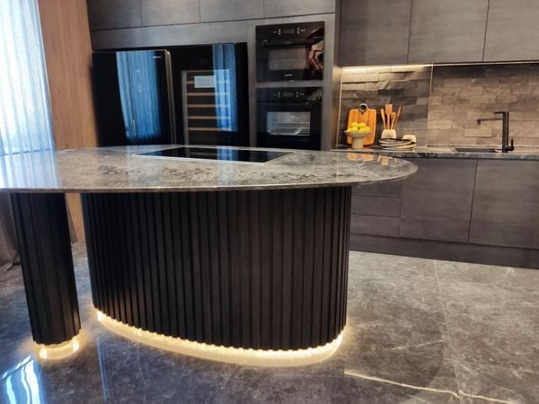 Iluminação indireta para mais conforto e destaque  por Karine Nobre