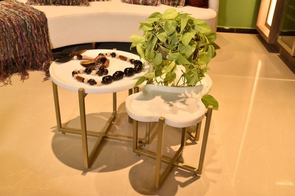 Mesa ganha desenho para que planta não precise ser retirada quando for usado o móvel por Wesley Paiva